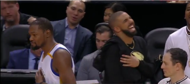 Durant scherza con Drake al termine della partita (foto da NBA Conference YouTube Channel)