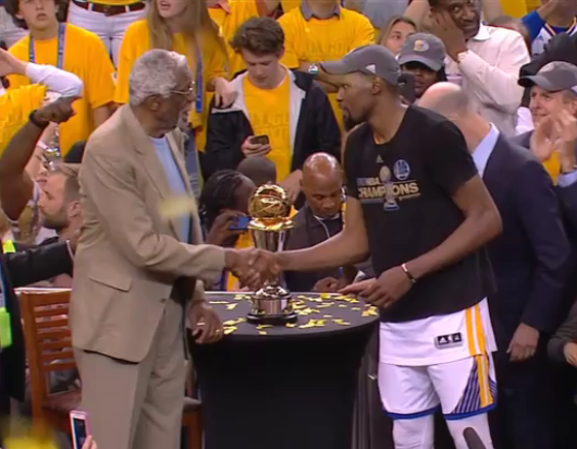 Kevin Durant stringe la mano a Bill Russell (foto da YouTube)